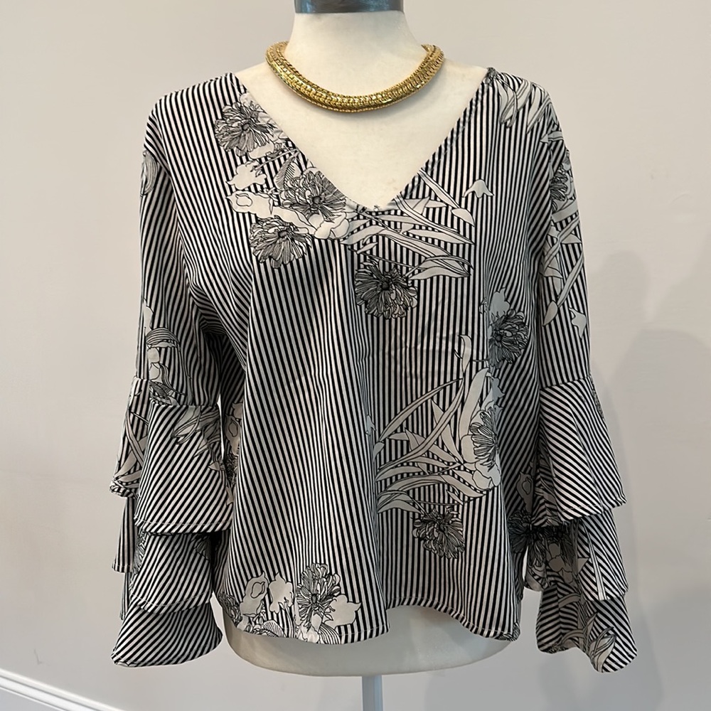 STYLE ENVY STRIPED FLORAL CROPPED BLOUSE. SIZE L. PRE-LOVED. IN GREAT CONDITION.